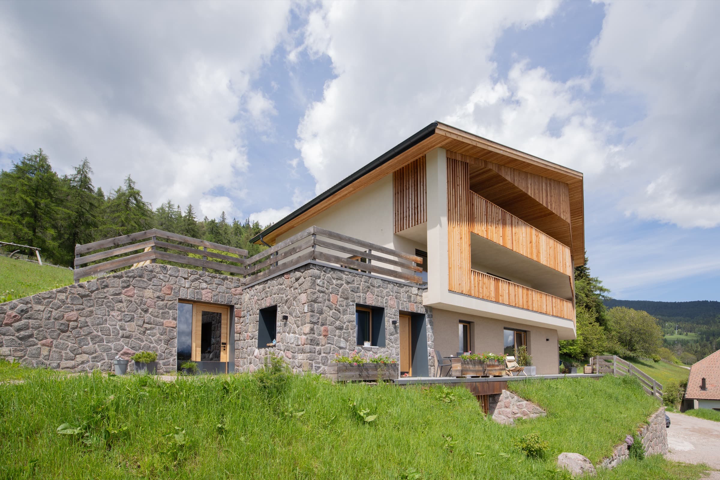 Der Wolfhof, umgeben von Wiesen und Wald