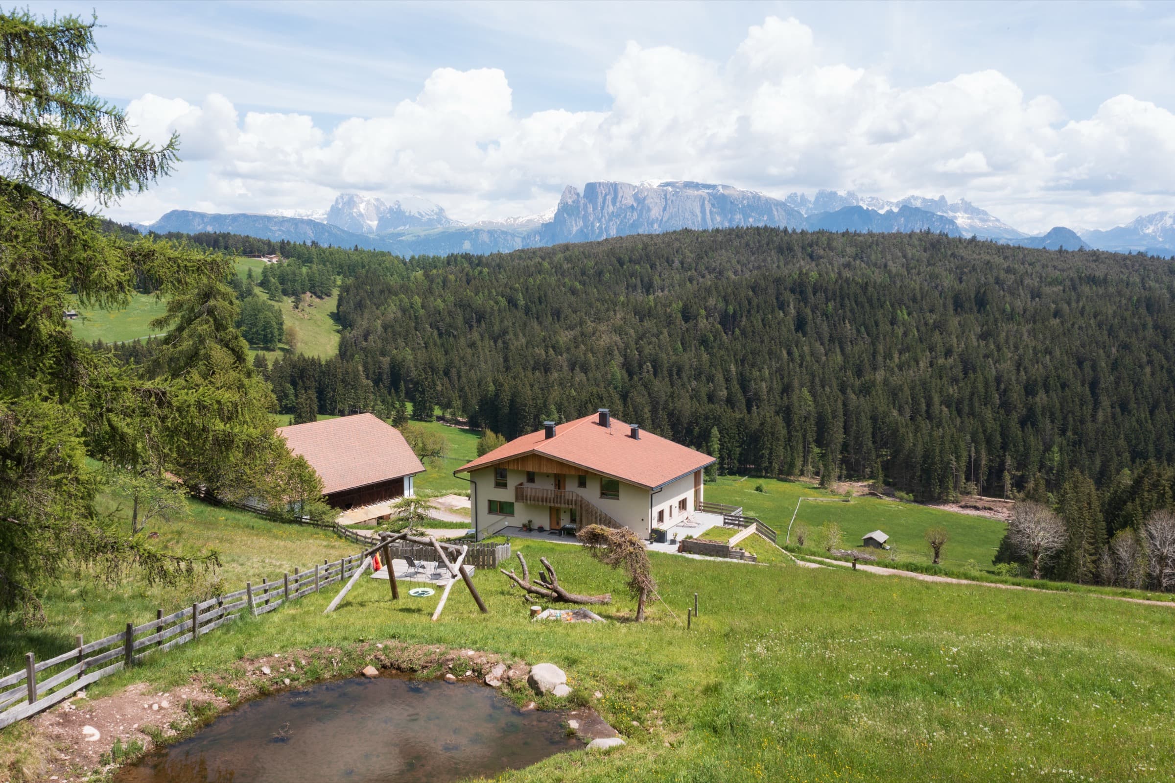 Der Wolfhof im Grünen, mit Spielplatz und Blick auf die Dolomiten